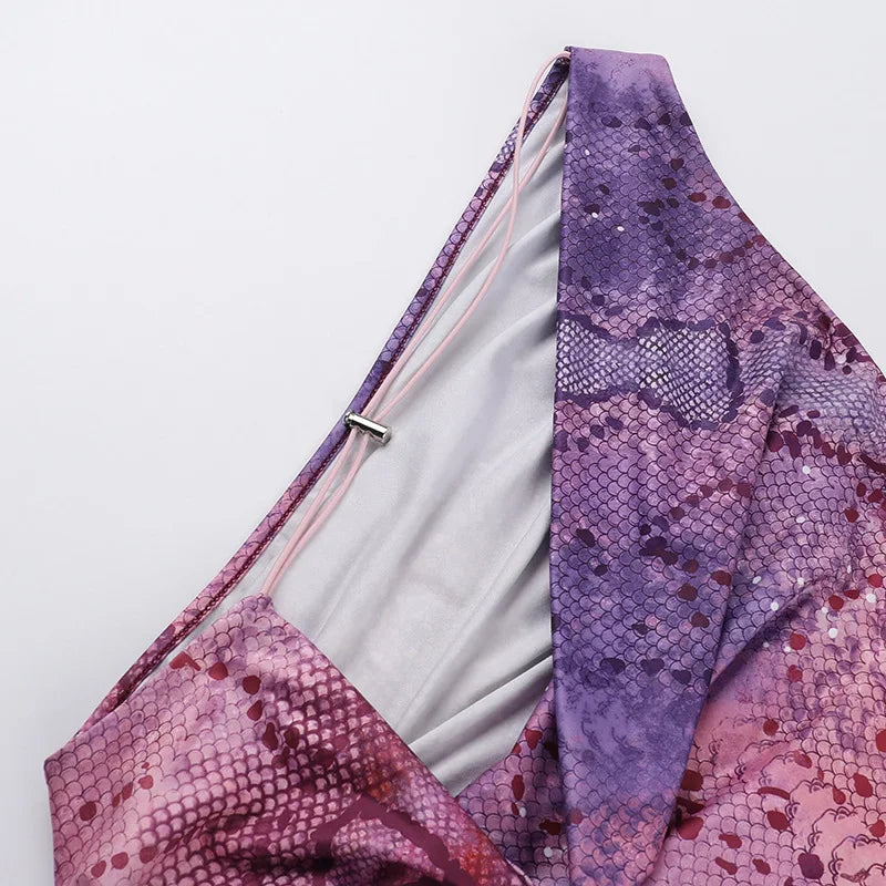 שמלת מיני בעיצוב חצוי בהדפס מיוחד בעיטור חישוקי אבזם - קמי