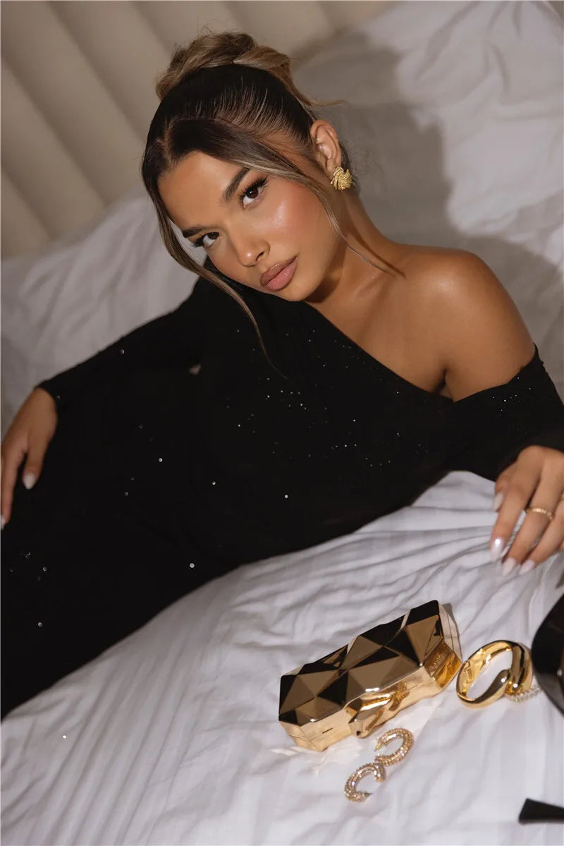 שמלת מקסי נצנצים בעיצוב כיווצים וכתף חשופה - ג'ולייט