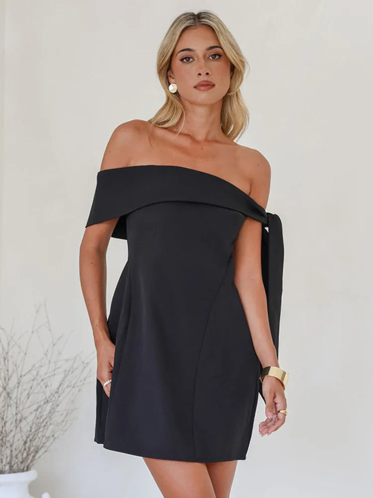 שמלת מיני בגזרת A כתפיים חשופות בעיטור קשירה - שלי