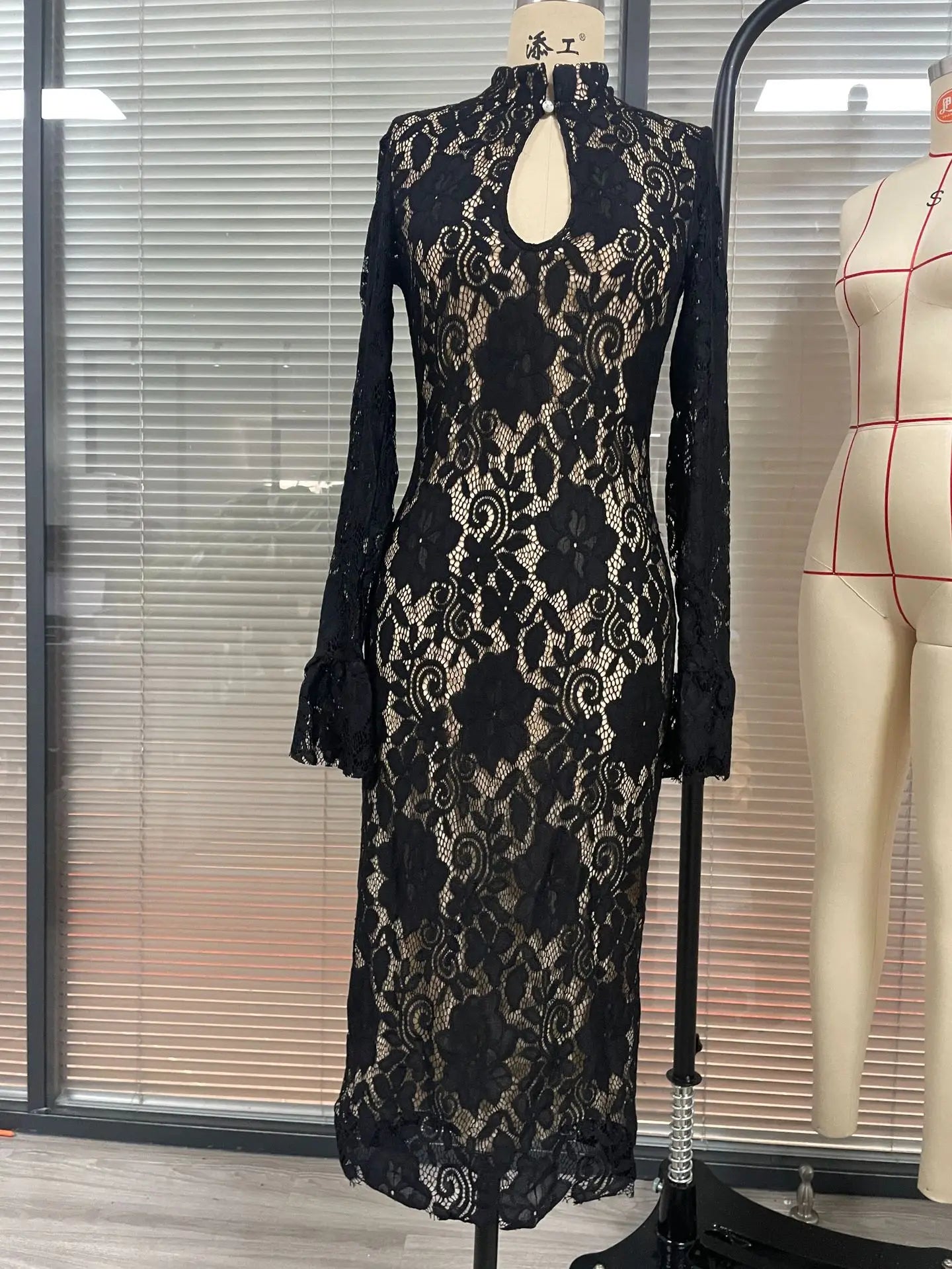 שמלת מידי תחרה בעיצוב מחשוף ושרוולי פעמון - Elsie