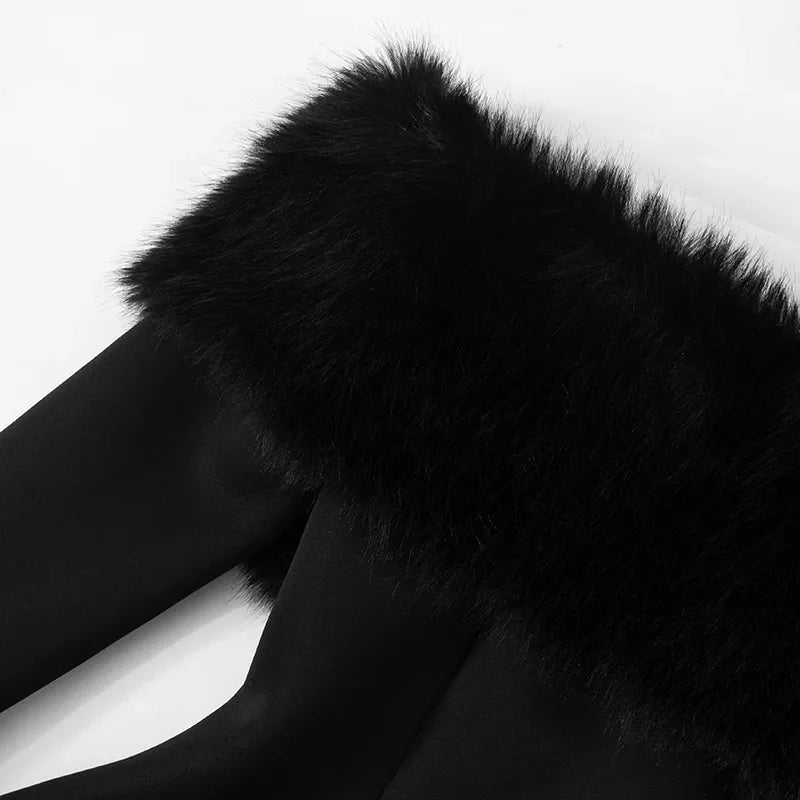 שמלת מיני כתפיים חשופות בגזרת A בעיטור פרוות נוצות - אירה