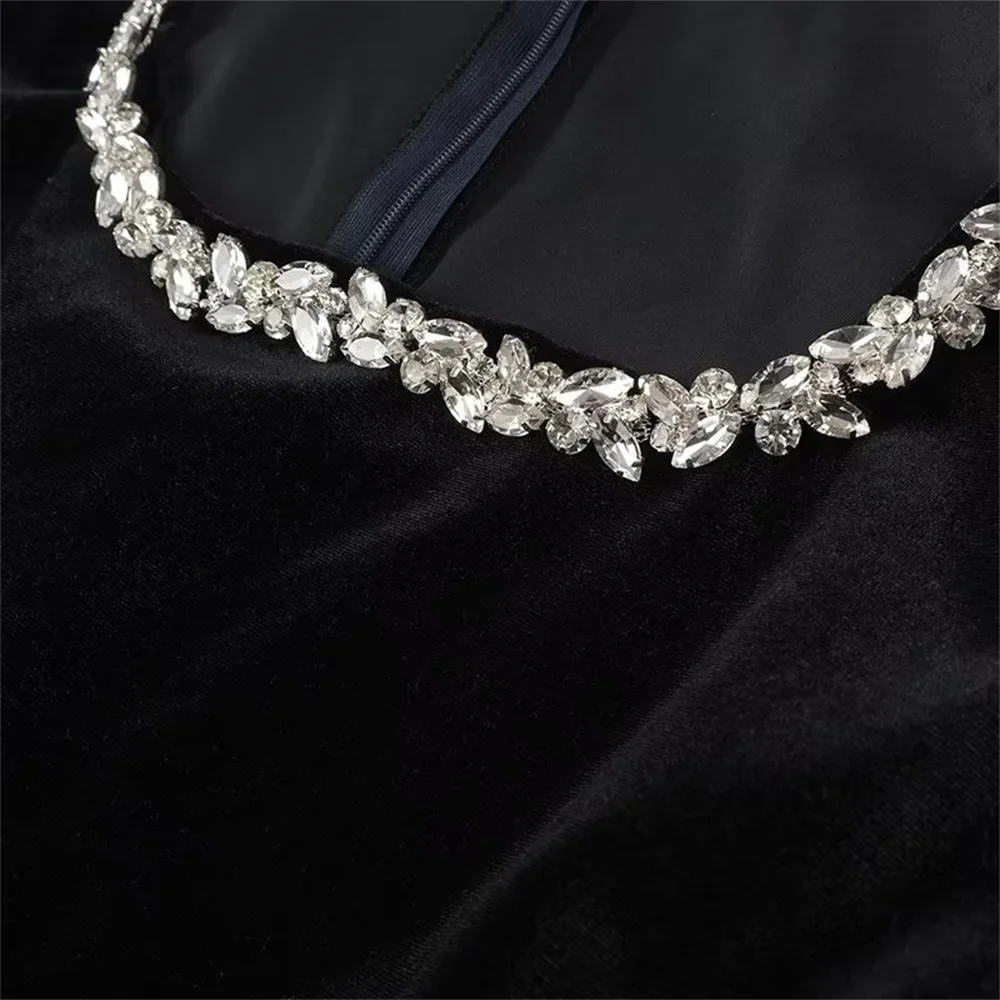 שמלת מיני קטיפה אלגנטית בעיטור יהלומים - אריאה