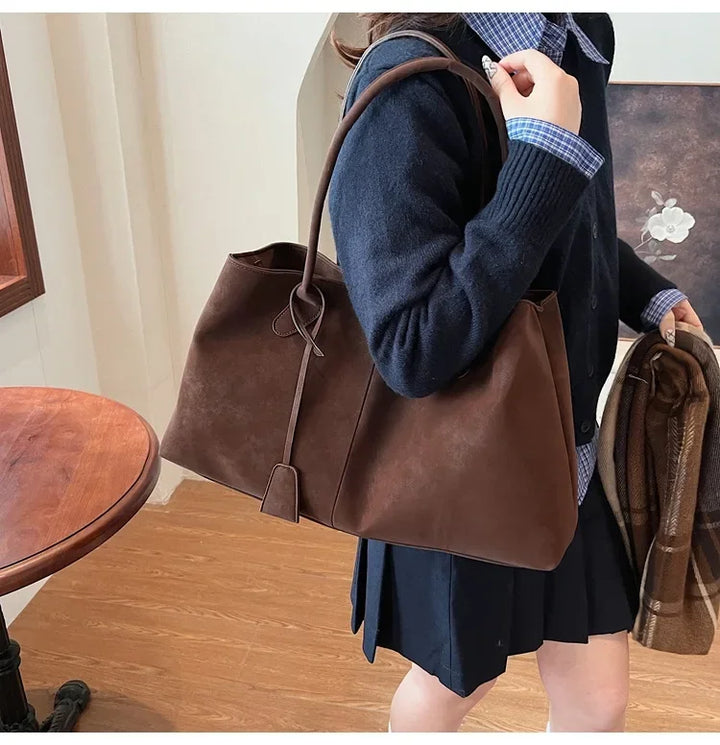 Suede bag with classic design