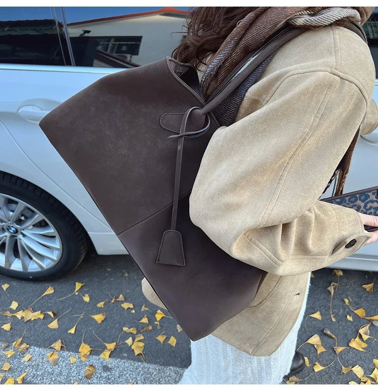 Suede bag with classic design