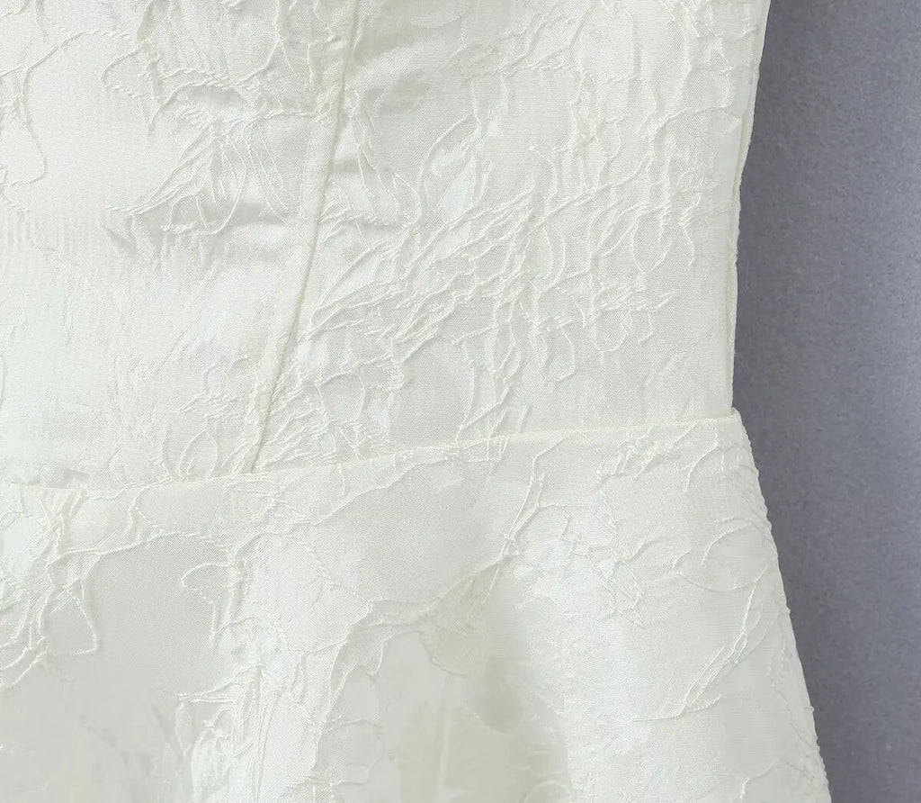 שמלת מיני בעיצוב רקמת איורי פרחים בעיטור תחרה - בלנקה