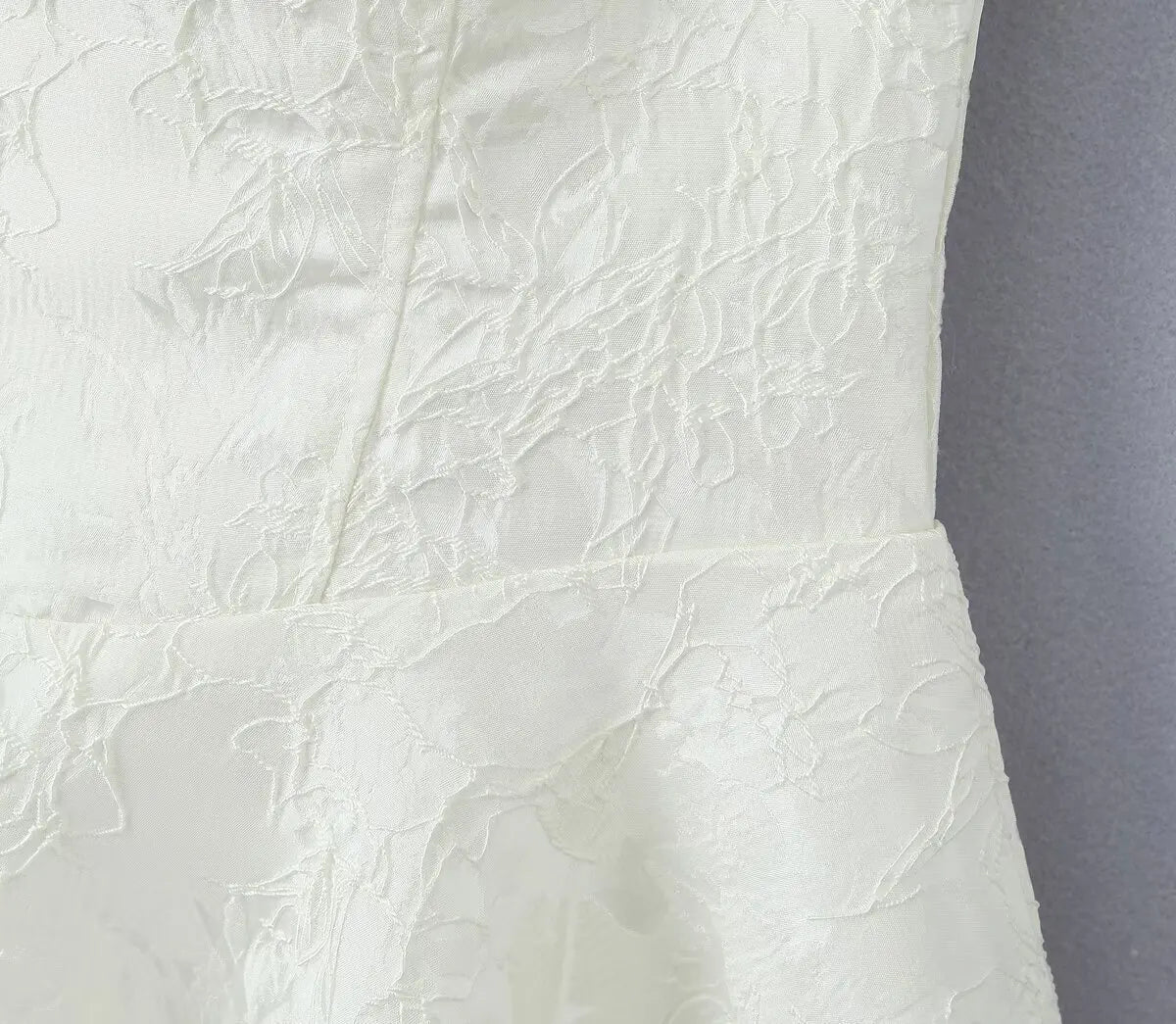 שמלת מיני בעיצוב רקמת איורי פרחים בעיטור תחרה - בלנקה