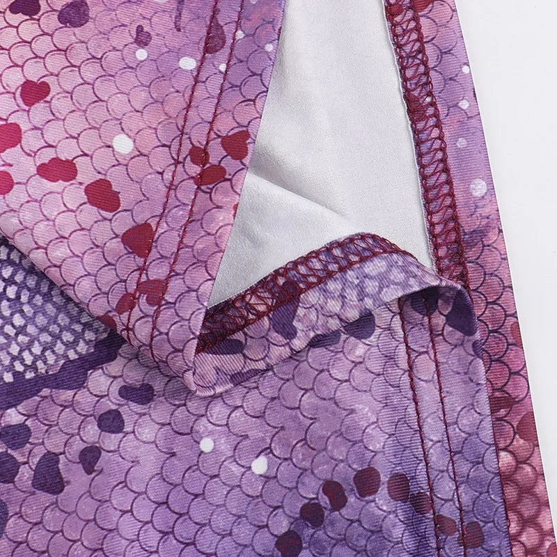 שמלת מיני בעיצוב חצוי בהדפס מיוחד בעיטור חישוקי אבזם - קמי