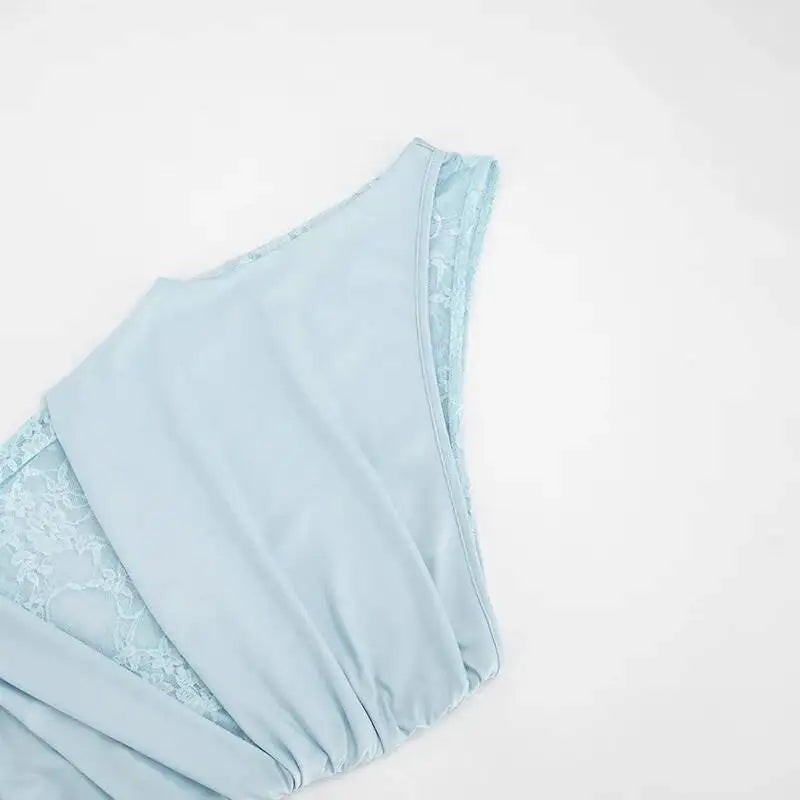 One-shoulder mini dress with lace and a train - Nani