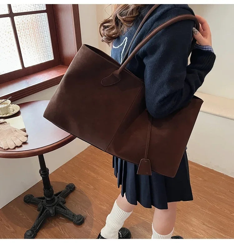 Suede bag with classic design