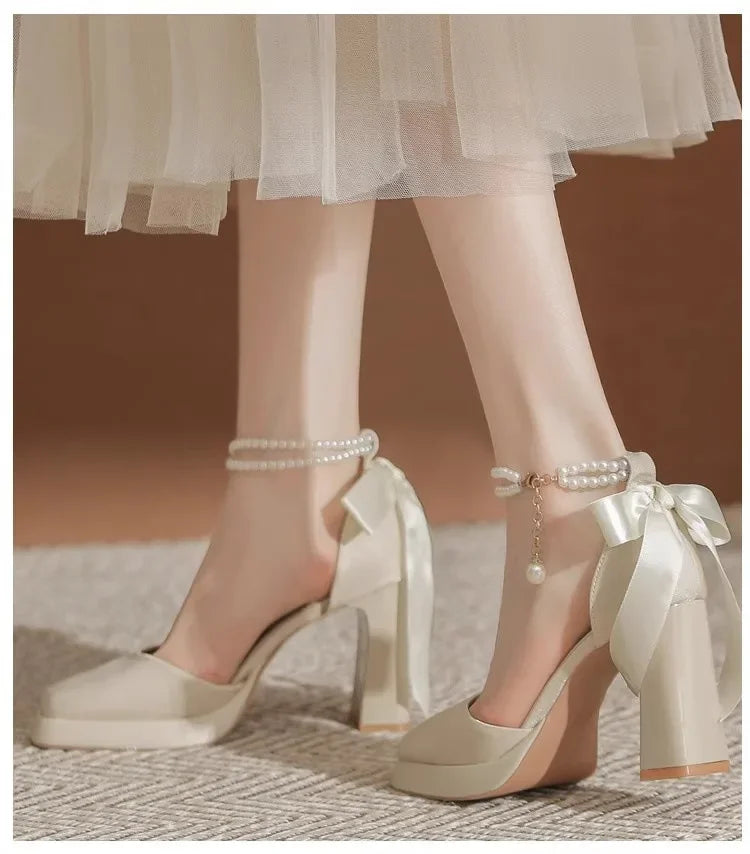 נעלי עקב קטיפה בעיטור פנינים ופפיון - ויטה