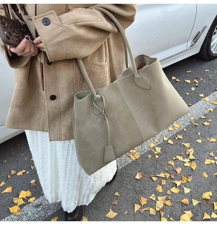 Suede bag with classic design