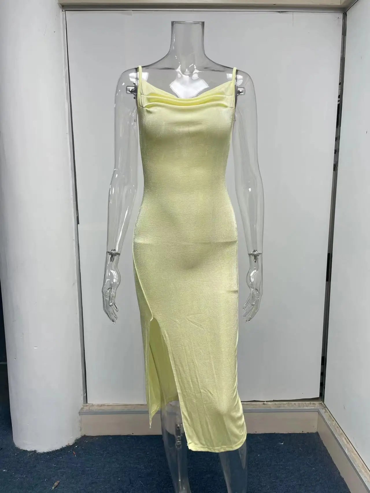 שמלת מידי קיצית סרוגה בעיטור שסע - סמייל