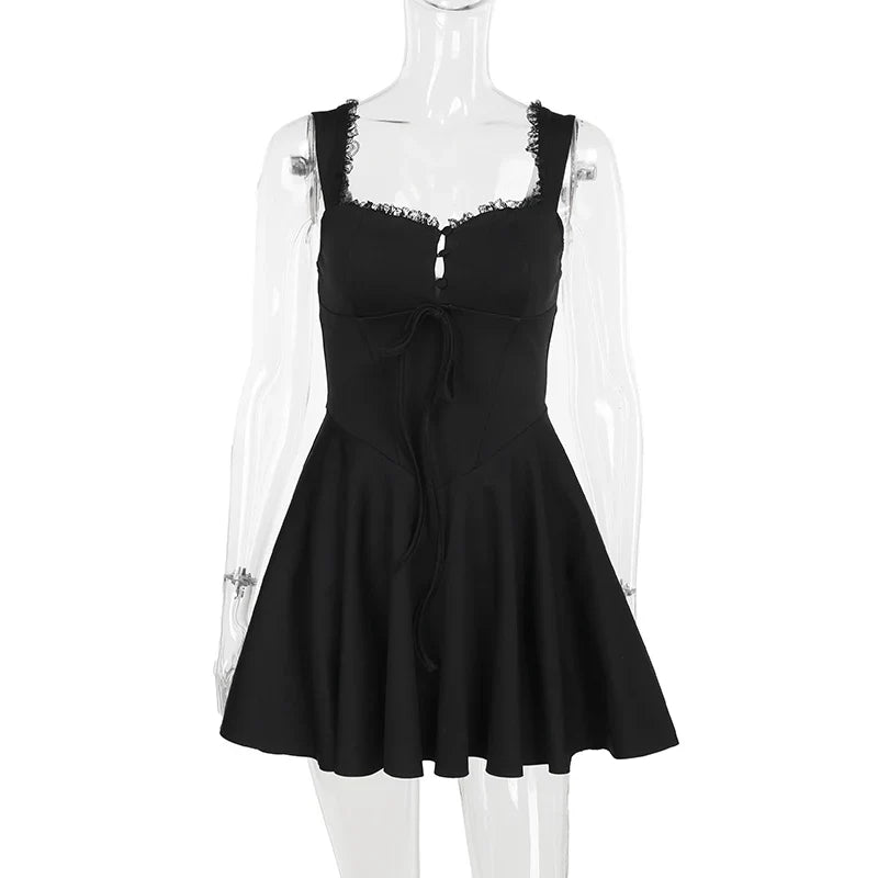 שמלת מיני בגזרת A בעיטור כפתורים וקשירה בחזה - מרום