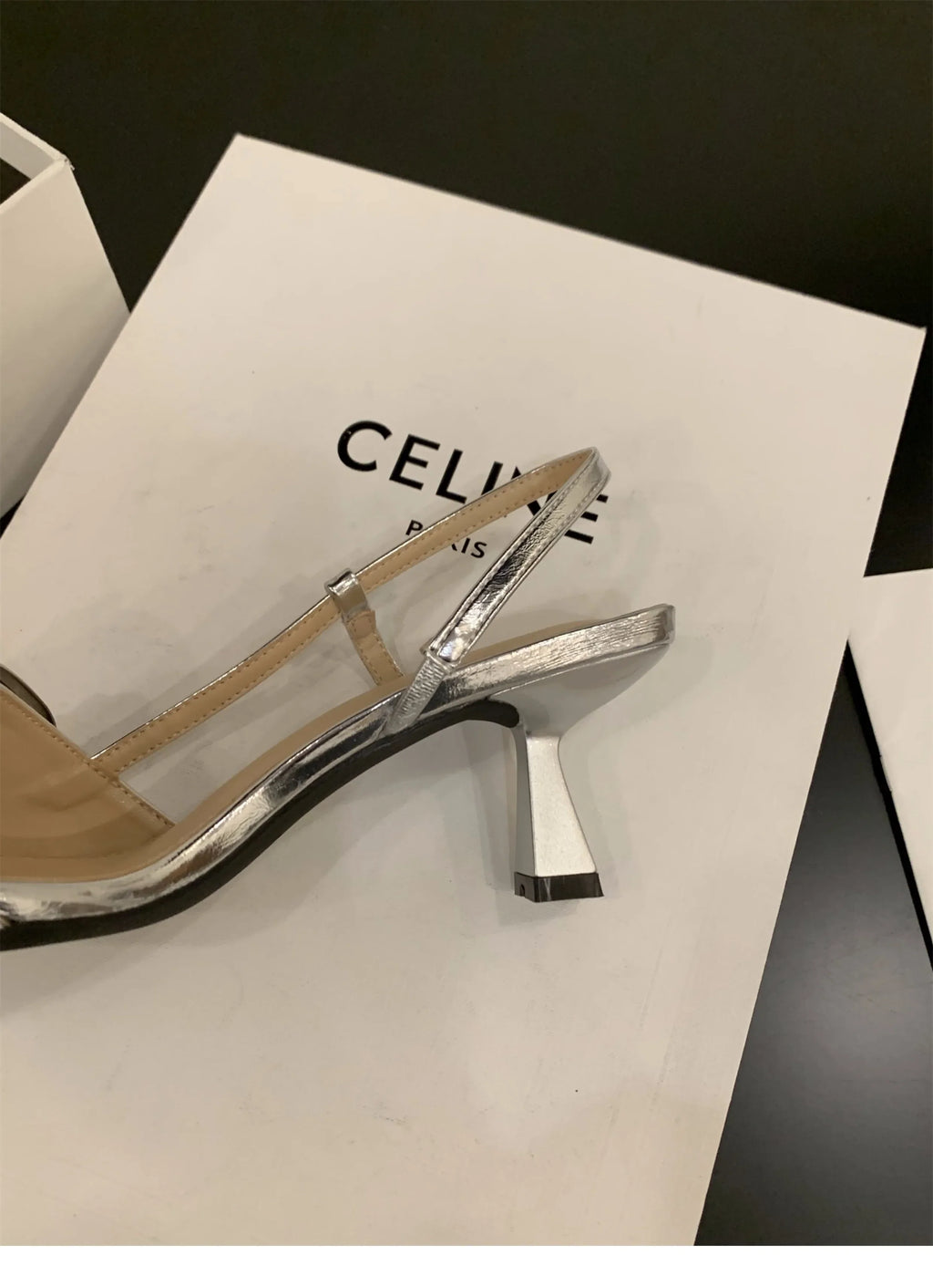 נעלי עקב שפיץ דמוי עור בעיטור חגורת אבזם - פנלופה