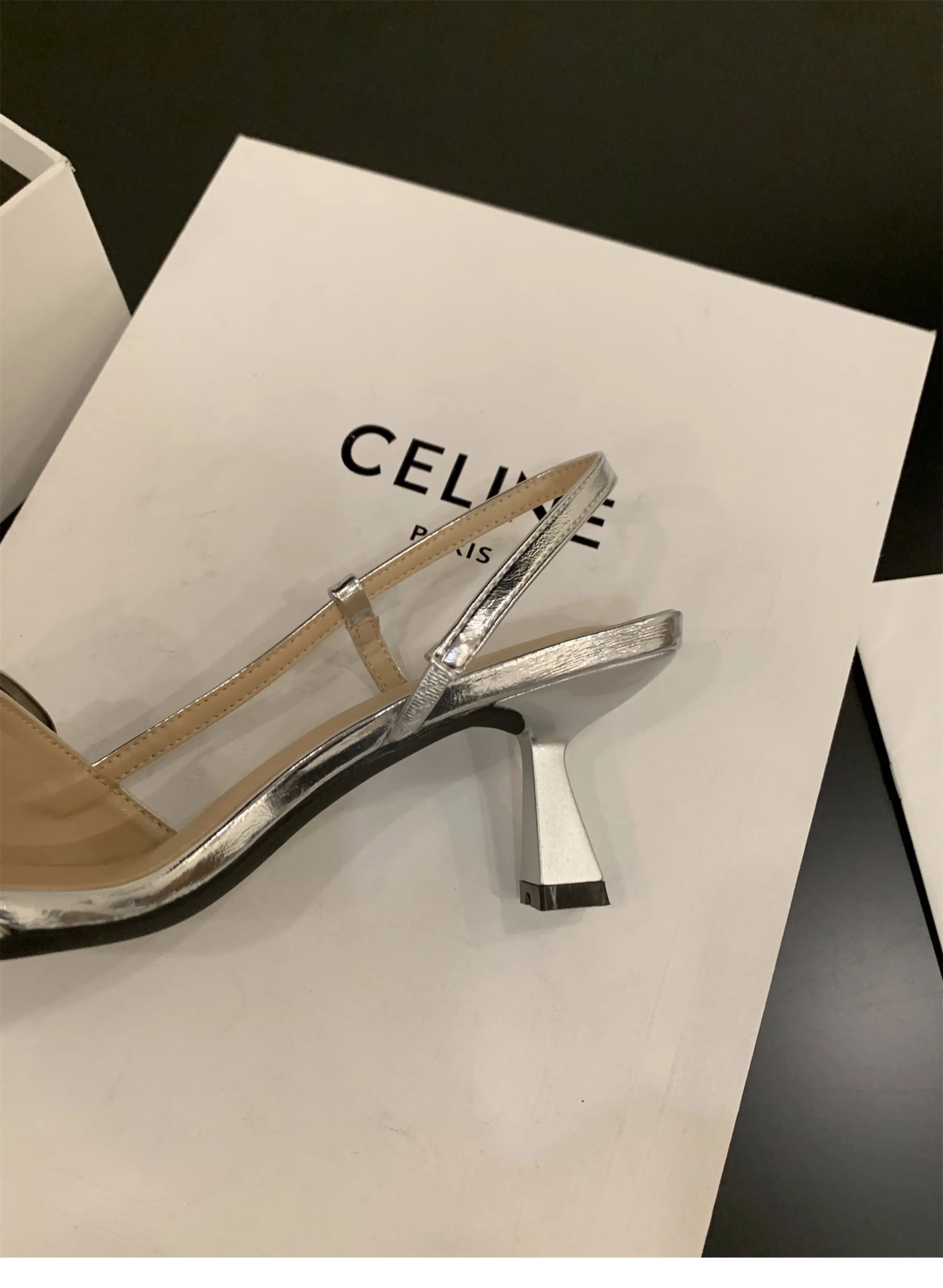 נעלי עקב שפיץ דמוי עור בעיטור חגורת אבזם - פנלופה