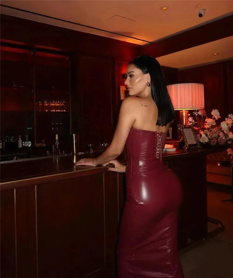 שמלת מקסי סטרפלס דמוי עור בעיצוב כיווצים ושסע - מריאן