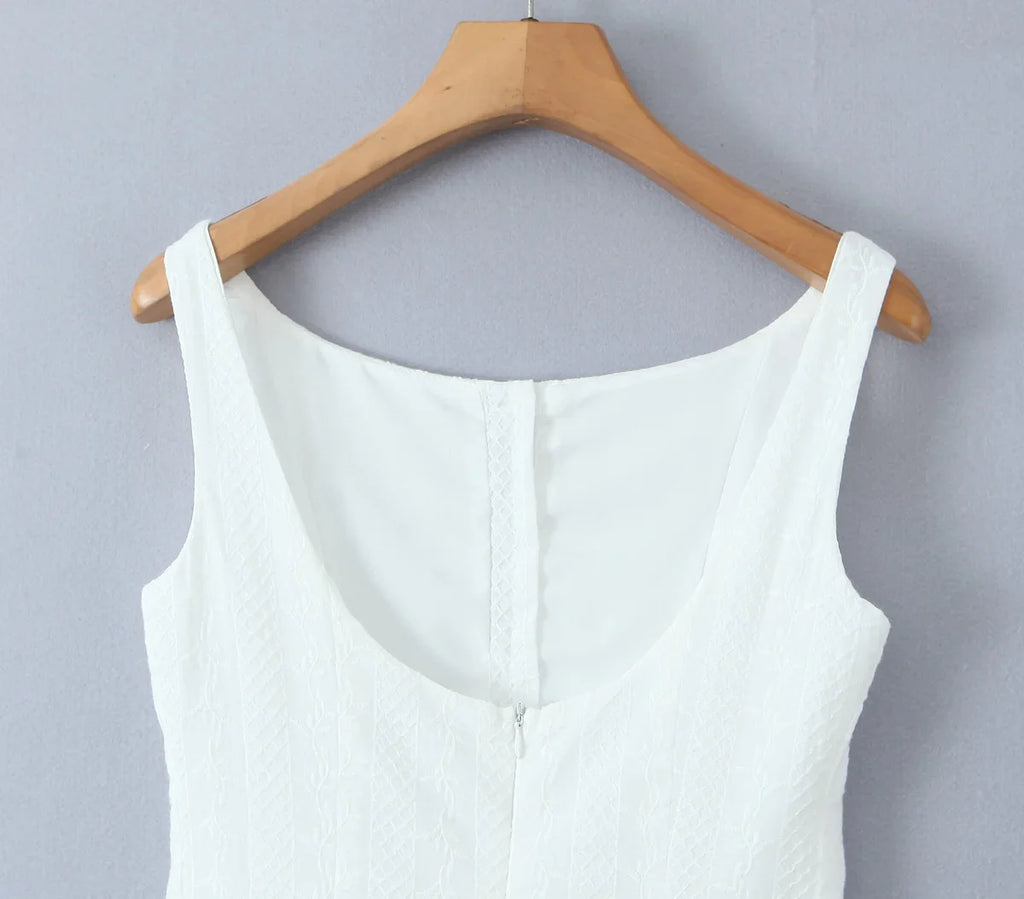 שמלת מיני בעיצוב רקמה בעיטור כפתורים - שקד