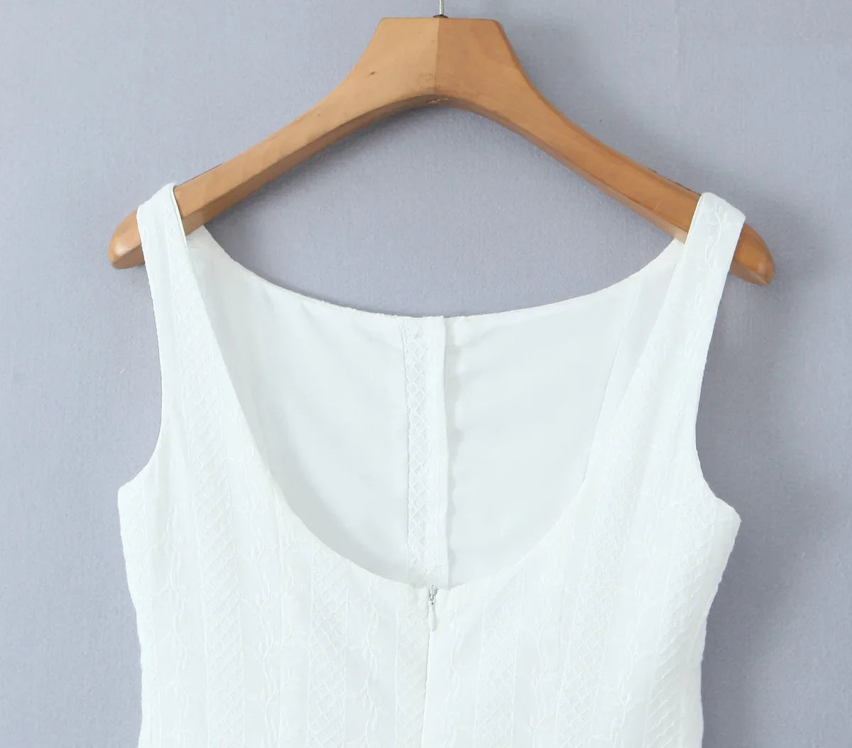 שמלת מיני בעיצוב רקמה בעיטור כפתורים - שקד