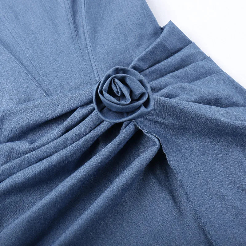 שמלת מיני ג'ינס בעיצוב מחוך בעיטור פרח - פריאל