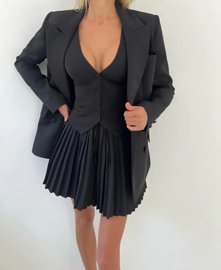 סט שני חלקים מחויט חצאית מיני קיפולים ווסט כפתורים - Jacqueline