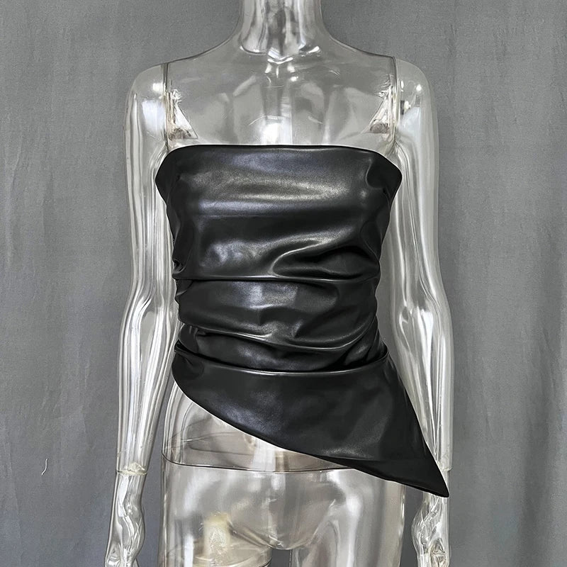 טופ סטרפלס דמוי עור בעיצוב אסימטרי - Jennifer