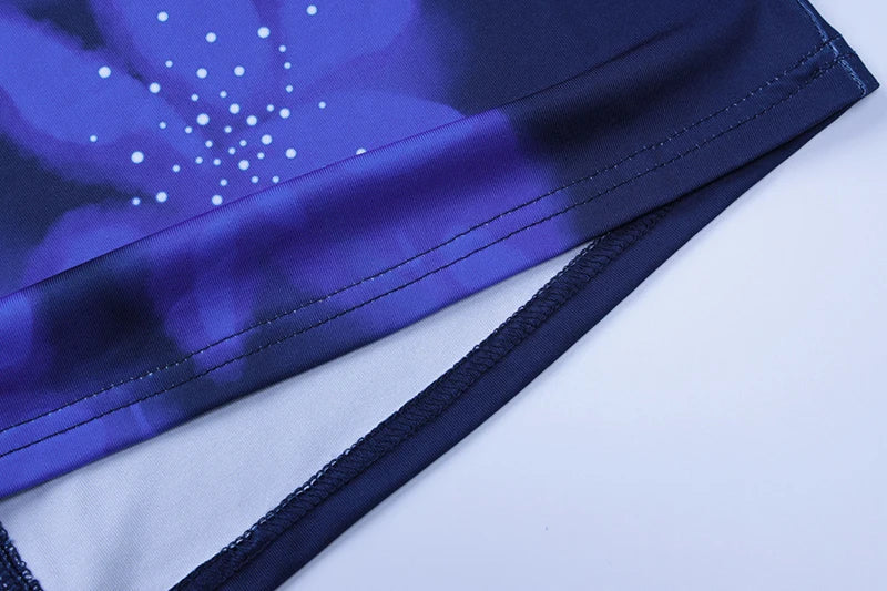 שמלת מקסי בהדפס פרחים קשירה בצוואר בעיטור שרשרת בחזה בעיצוב גב פתוח ומחשוף V  - בלוברי