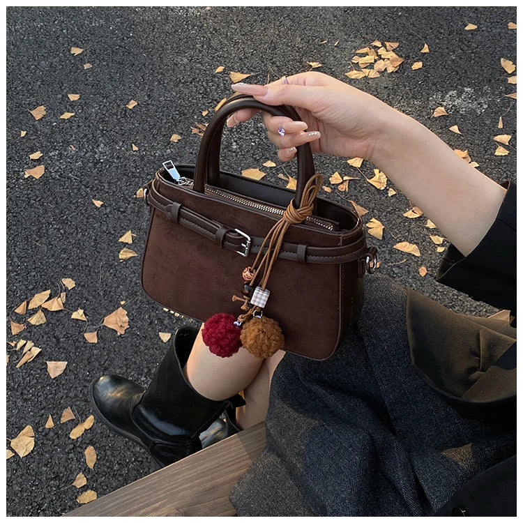Suede bag with retro design + accessories