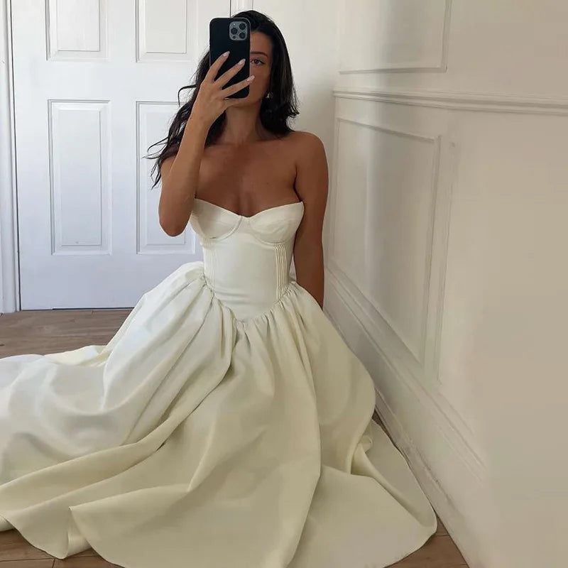 שמלת מידי סטרפלס בגזרת A בעיצוב אלגנטי - Simone