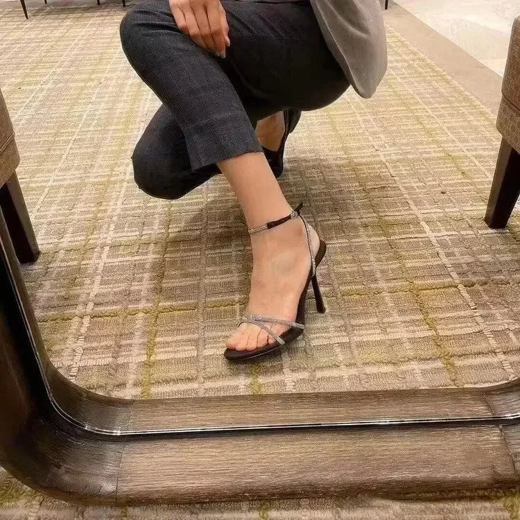 סנדלי עקב בעיטור זרקונים - LILI