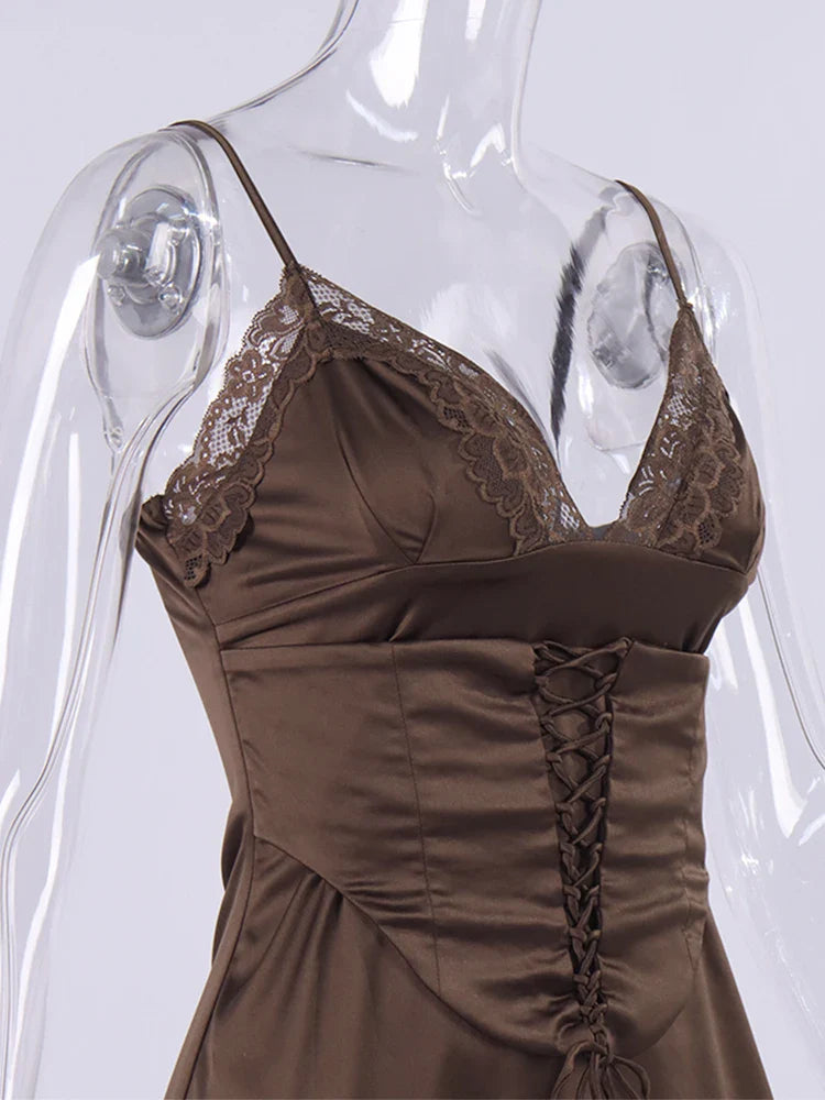 שמלת מיני סאטן בעיצוב קשירה בעיטור תחרה - ג'סי