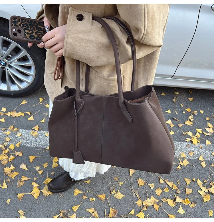 Suede bag with classic design