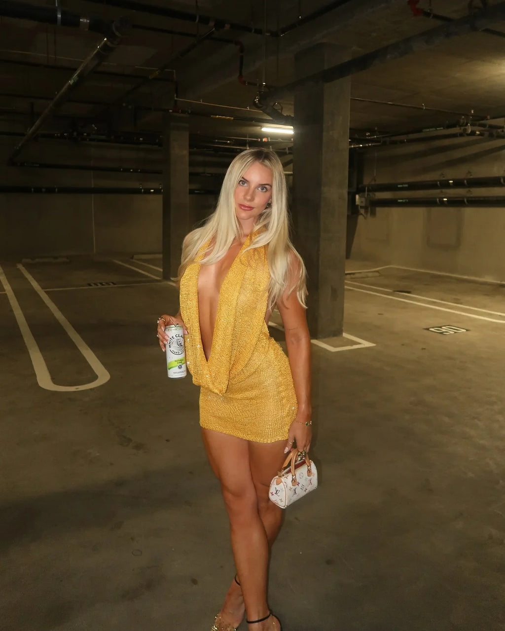 שמלת מיני נצנצים סרוגה בעיצוב צווארון נופל וקשירה בצוואר - גיא