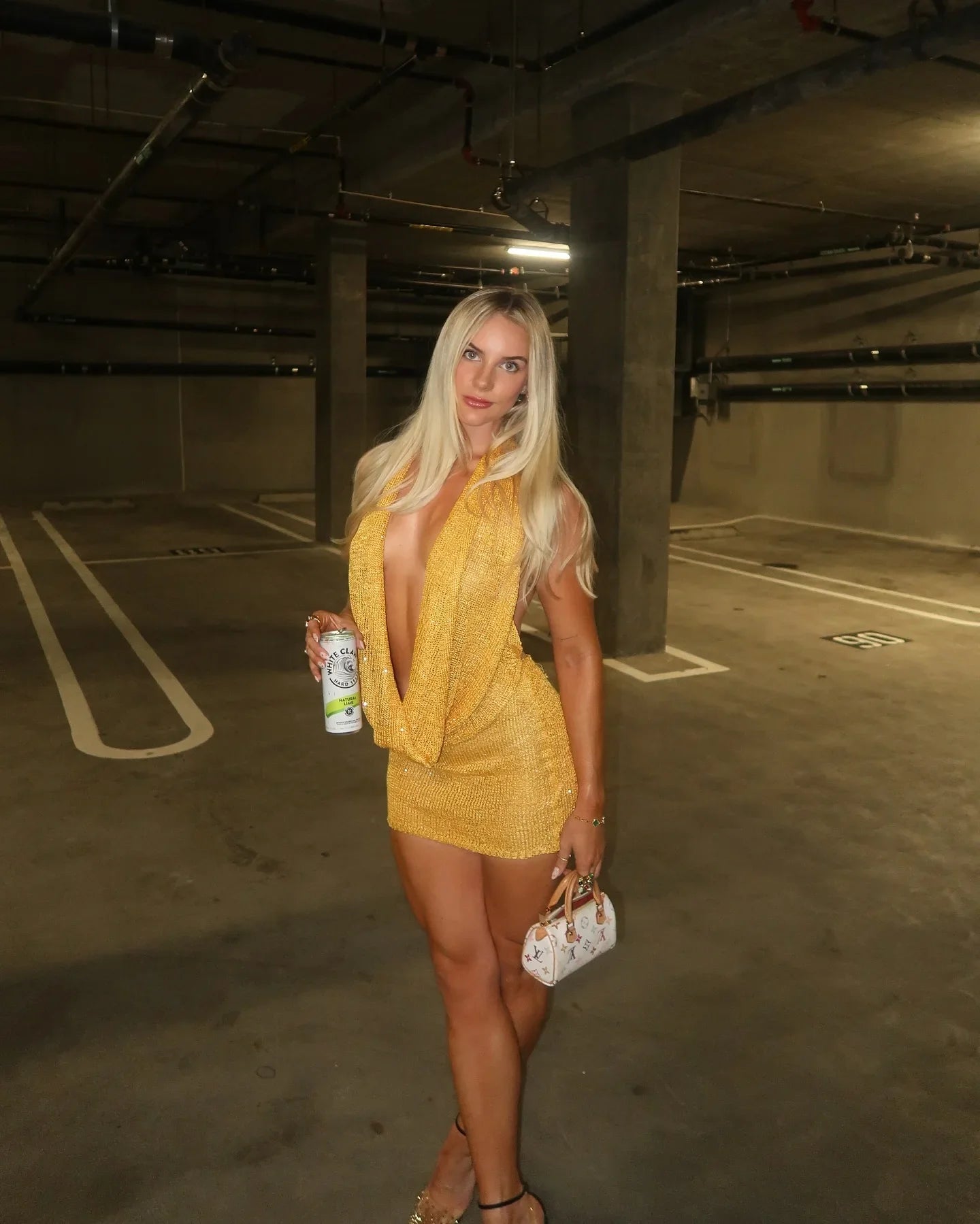 שמלת מיני נצנצים סרוגה בעיצוב צווארון נופל וקשירה בצוואר - גיא