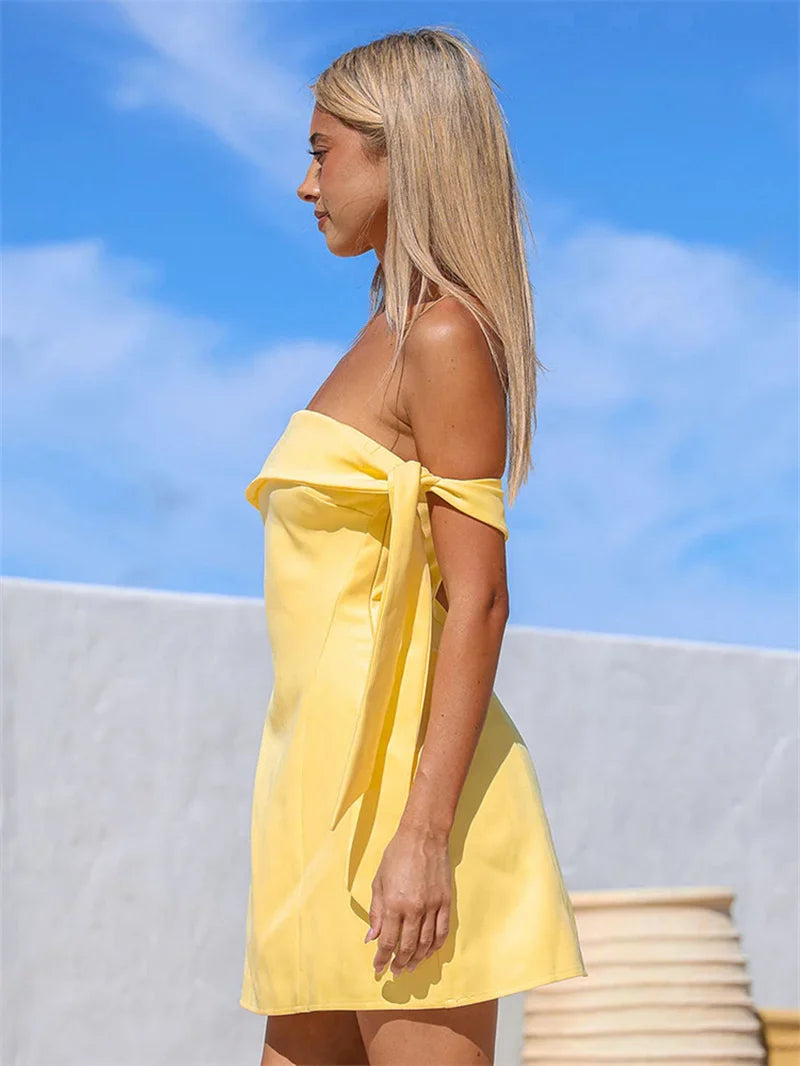 שמלת מיני בגזרת A כתפיים חשופות בעיטור קשירה - שלי