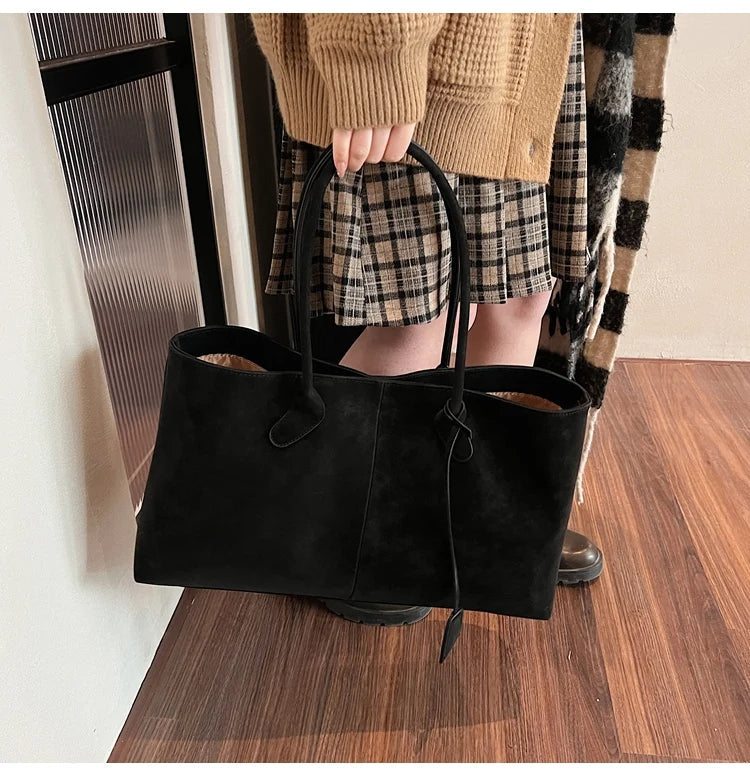 Suede bag with classic design