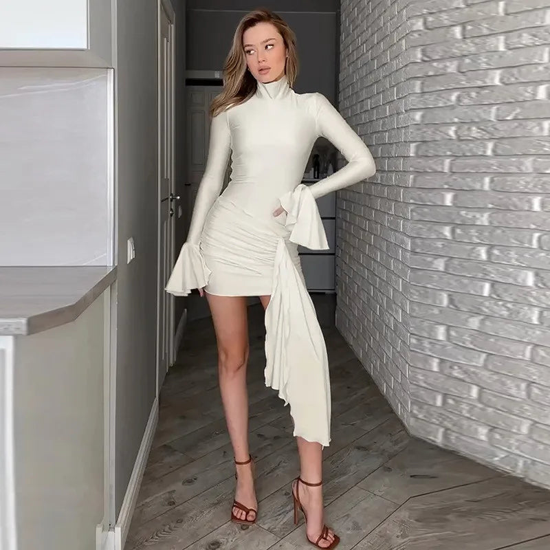 שמלת מיני צווארון גולף שרוולי פעמון בעיטור שובל - ג'נה