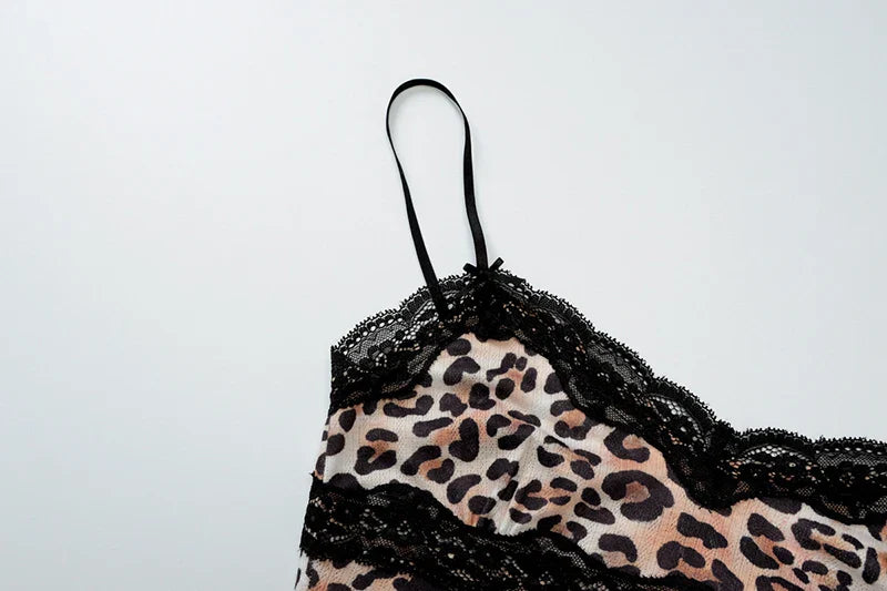 שמלת מיני מנומרת צמודה בעיטור תחרה - גוני