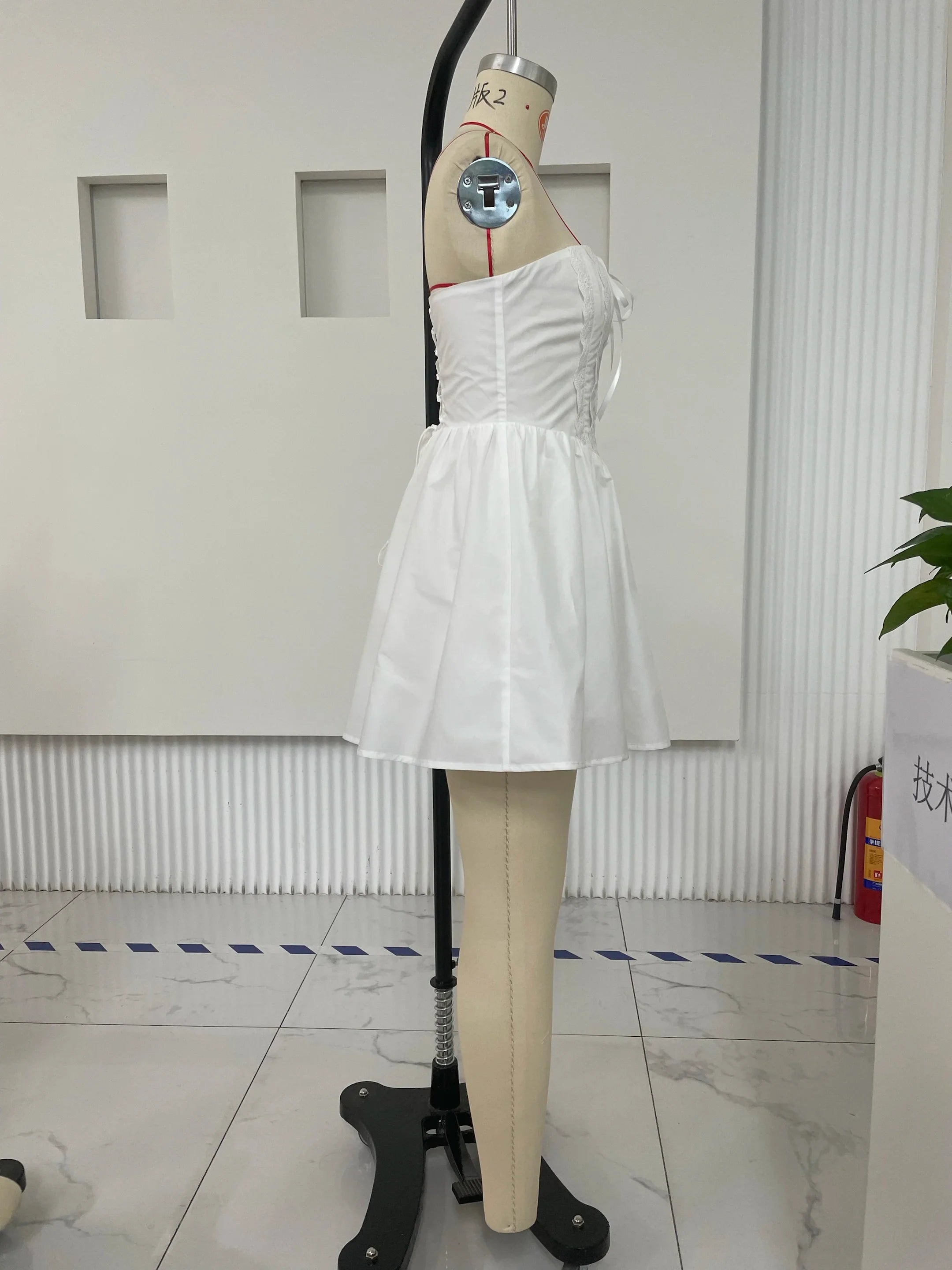 שמלת מיני בגזרת A קשירה בגב להצמדה במותן סטייל כפרי - Reya