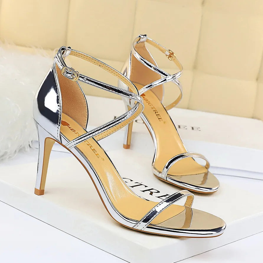 סנדלי עקב מבריקות בעיצוב רצועות קרוס - MAX