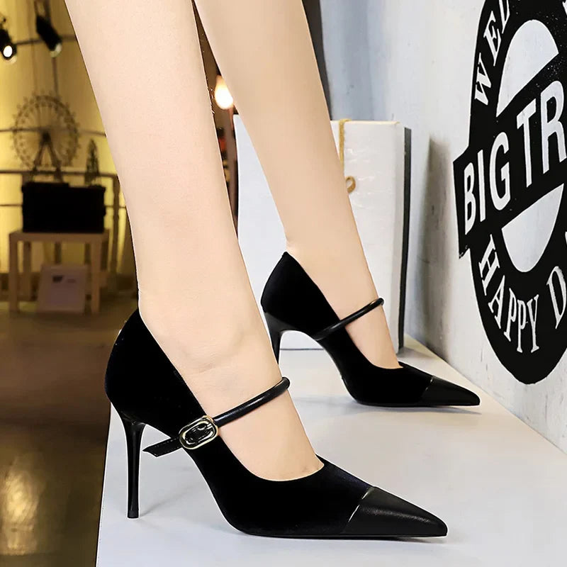 נעלי עקב שפיץ בעיטור אבזם בד קטיפה בשילוב דמוי עור - MABEL