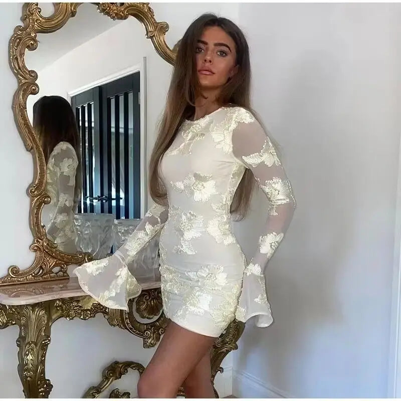 שמלת מיני בעיטור רקמת פרחים גב פתוח - מיכאלה