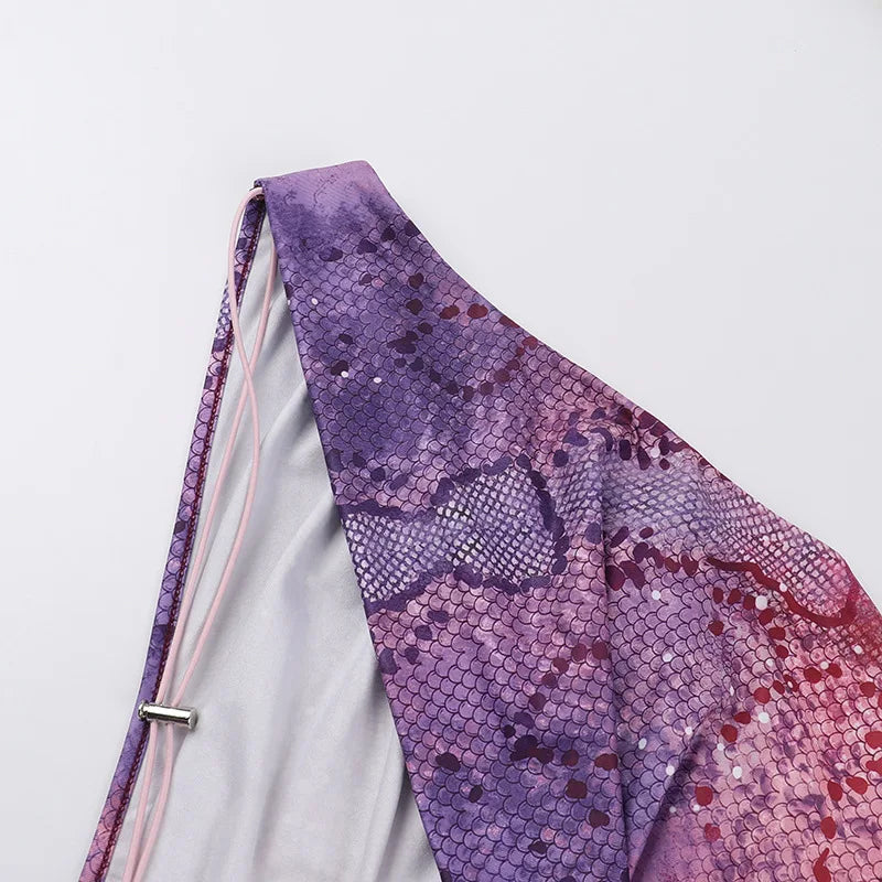 שמלת מיני בעיצוב חצוי בהדפס מיוחד בעיטור חישוקי אבזם - קמי