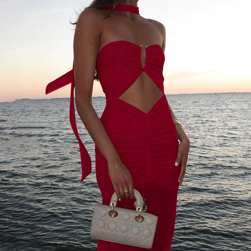 שמלת מקסי סטרפלס כיווצים בעיצוב פתח ורשת בעיטור אבזם וצעיף תואם - טולום