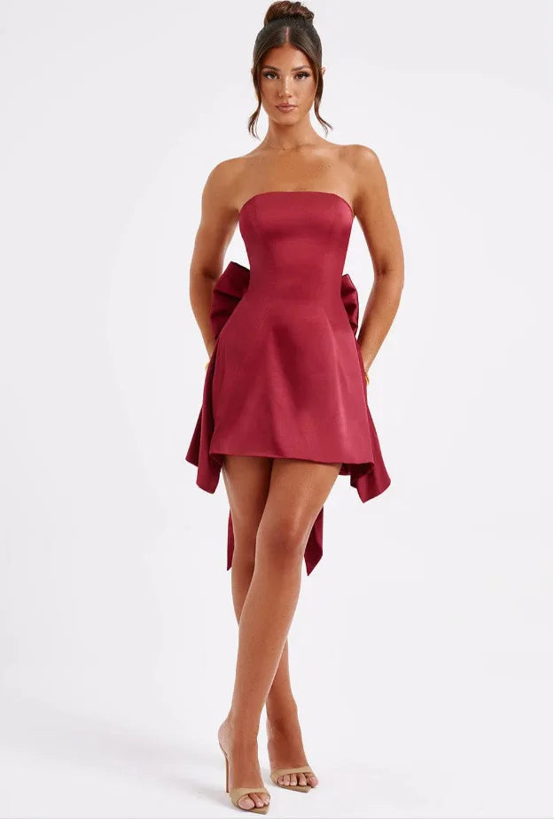 שמלת מיני סטרפלס סאטן בגזרת A בעיטור פפיון בעיצוב אסימטרי - Roselyn