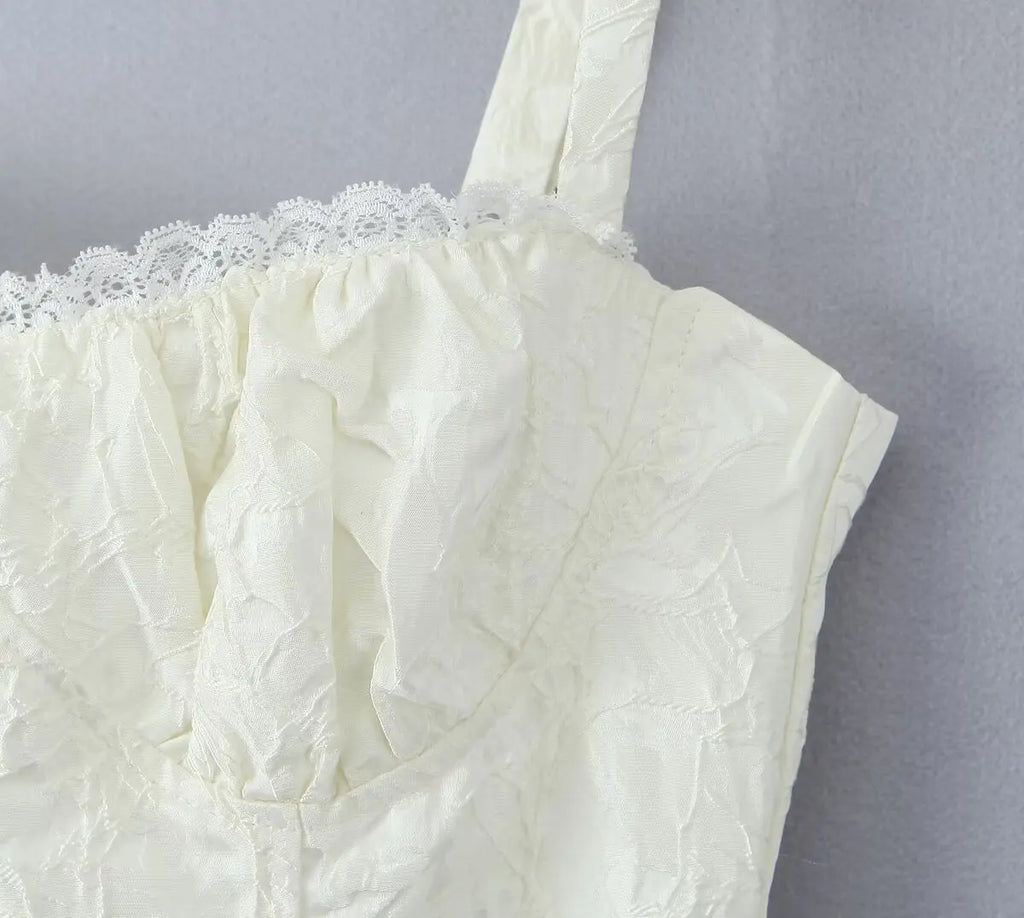 שמלת מיני בעיצוב רקמת איורי פרחים בעיטור תחרה - בלנקה