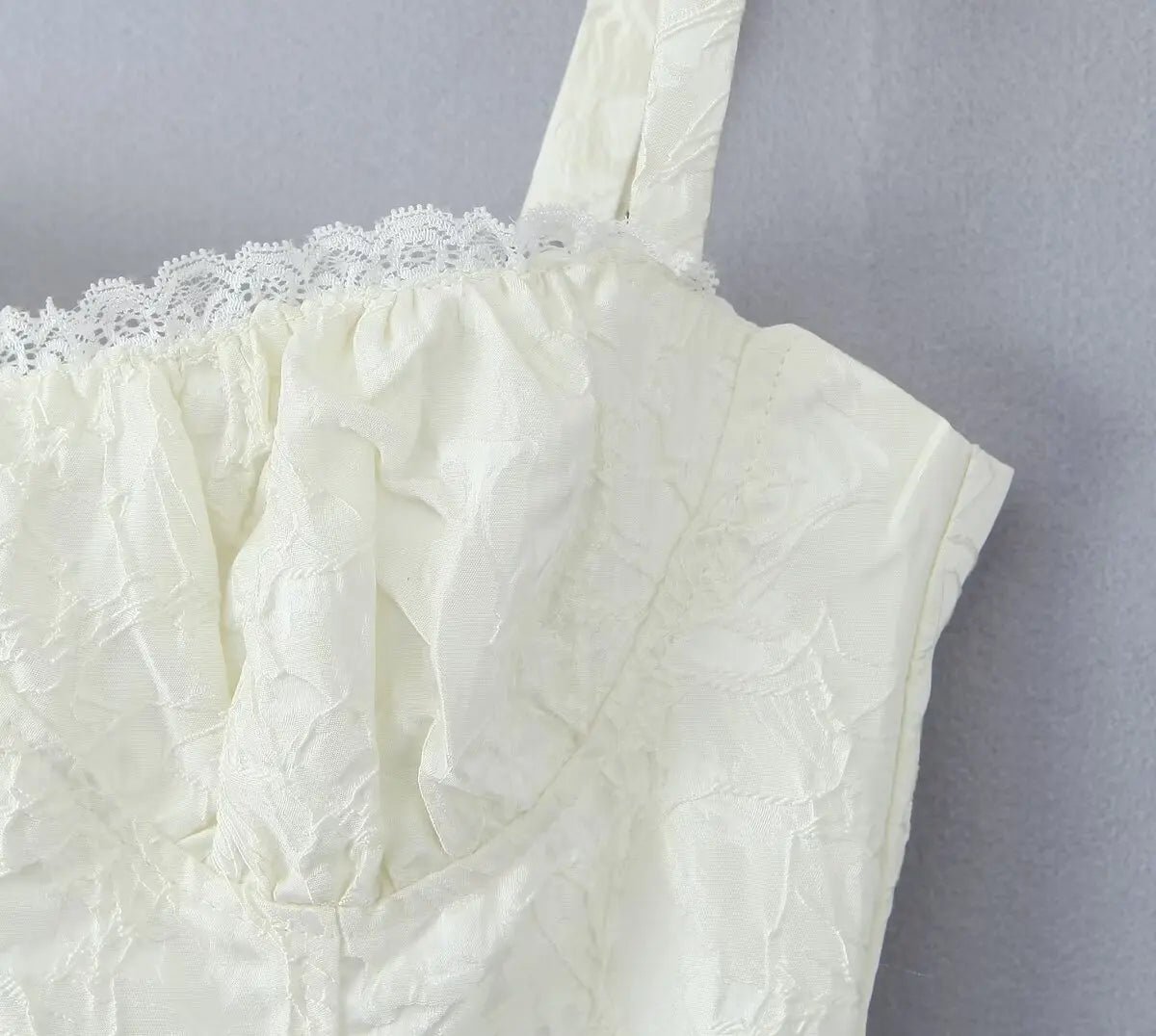 שמלת מיני בעיצוב רקמת איורי פרחים בעיטור תחרה - בלנקה