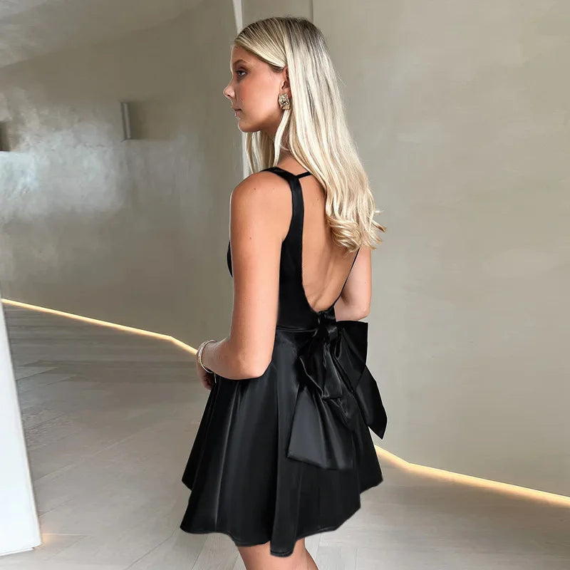 שמלת מיני משי סאטן בגזרת A גב פתוח בעיטור פפיון - ELLIE