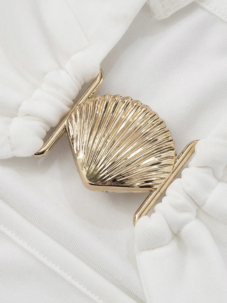 שמלת מיני קשירה בצוואר מחשוף V עמוק בעיטור אבזם צדפת זהב - אסטרז'ה