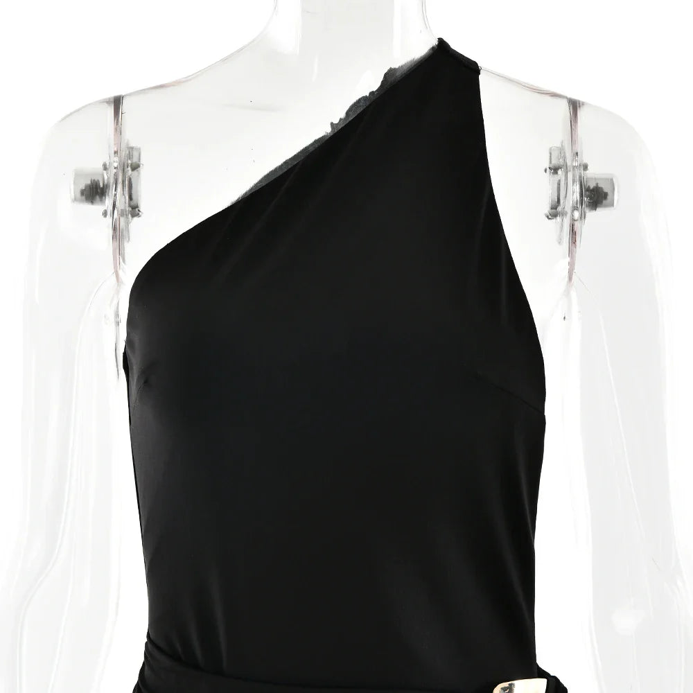 שמלת מקסי כתפיה אחת גב פתוח בעיטור כיווצים ואבזם - גוון