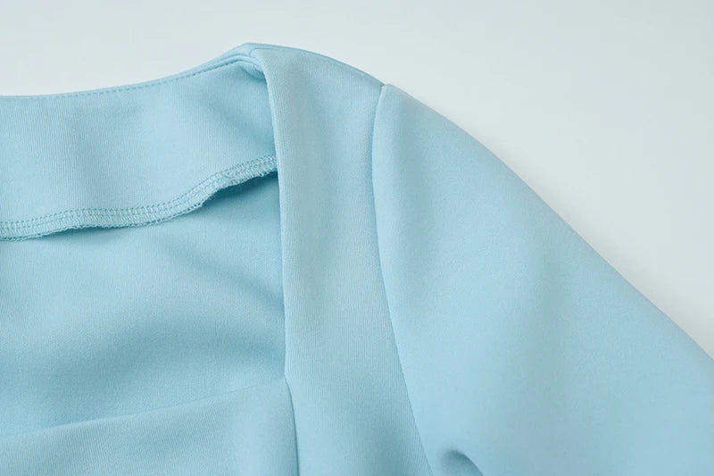 שמלת מיני מחויטת בגזרת A בעיצוב קשירה בגב להצמדה במותן בעיטור כיסים - יאר